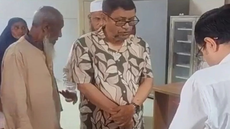 হাসপাতালে হঠাৎ স্বাস্থ্যমন্ত্রীর অভিযান, দুই কর্মীকে বরখাস্তের নির্দেশ